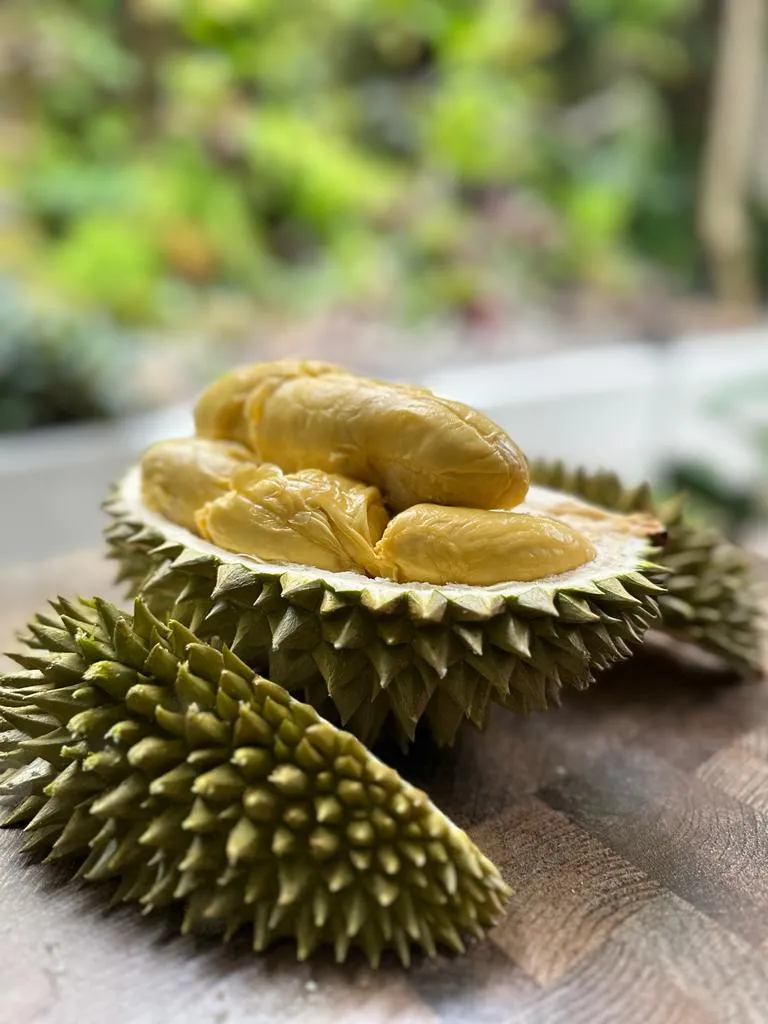 Durian premium terbelah dengan daging kuning tebal